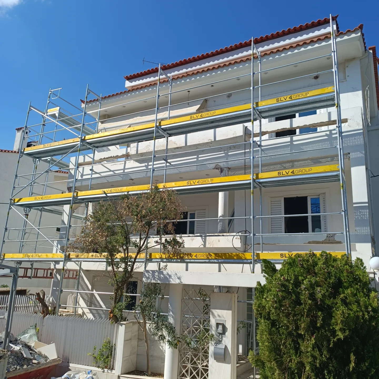 Read more about the article Τοποθέτηση Ικριωμάτων στη Βούλα σε Πολυτελή Κατοικία για Εργασίες Ανακαίνισης