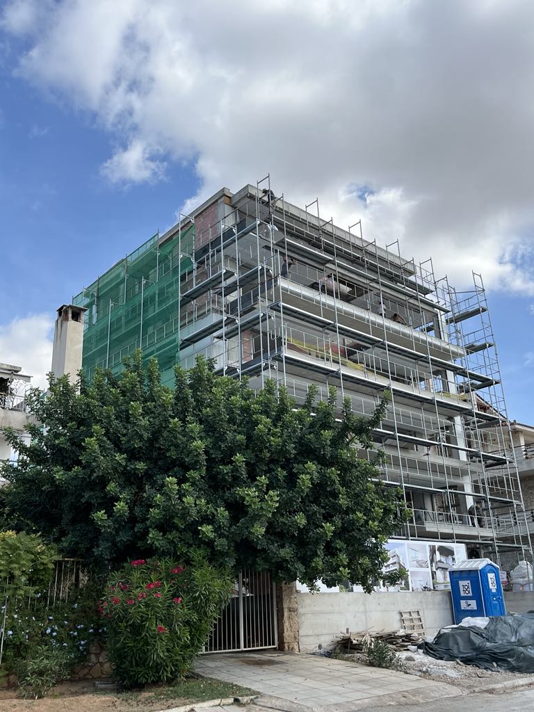Read more about the article Τοποθέτηση Ικριωμάτων στη Βούλα σε Νεοανεγειρόμενη Πολυκατοικία για Εργασίες Θερμομόνωσης